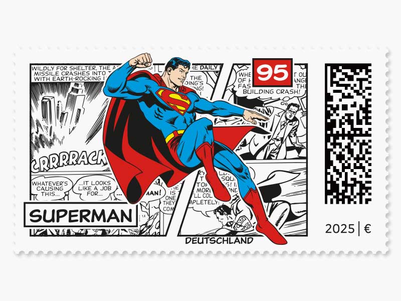 Superman schwebt vor Comic-Panels
