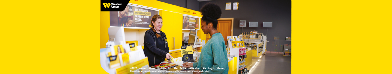 Bild mit Dame an einem Postschalter mit Logo von Western Union im Hintergrund 