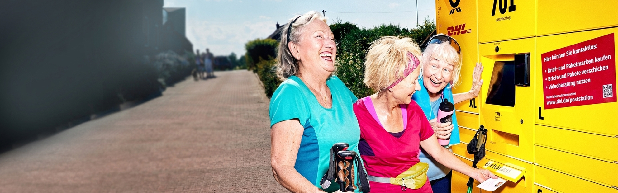 3 Frauen in Sportkleidung lachend vor Poststation