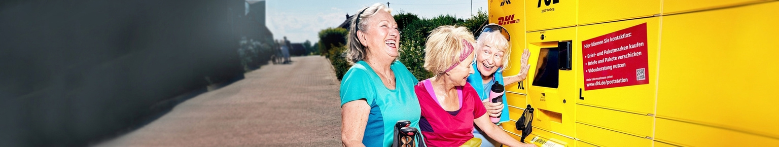 3 Frauen in Sportkleidung lachend vor Poststation